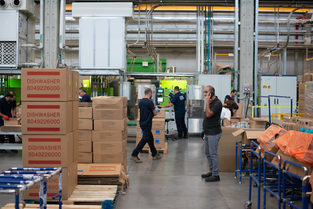 Medewerkers van FixPower aan het werk op een magazijn- en productievloer